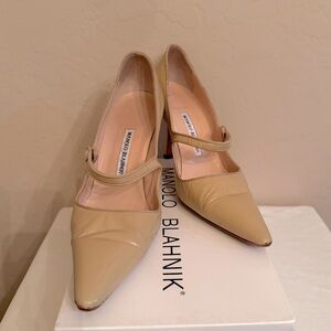 Manolo Blahnik Beige Patent Leather Mary Jane Pumps Size 8 (38.5 Italian)